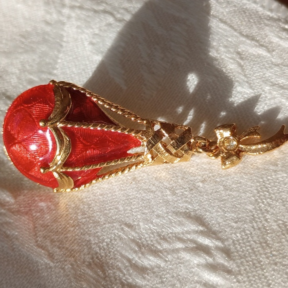 AVON Vintage enamel Red & Gold Hot Air Balloon ribbon Pin Brooch